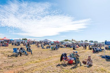 Bloemfontein, Güney Afrika - 20 Mayıs 2023: Bloemfontein 'deki Tempe Havaalanı' ndaki bir hava gösterisinde izleyiciler