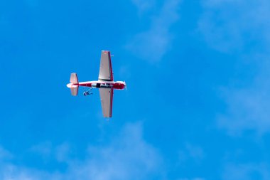 Bloemfontein, Güney Afrika - 20 Mayıs 2023: Bir Yakovlev Yak-52 Yolcusunu paraşütle Bloemfontein 'deki Tempe Havalimanı' na bırakıyor