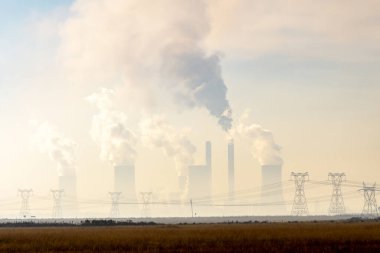 Viljoensdrif, Güney Afrika - 26 Mayıs 2025: Kuzey Özgür Eyaleti 'ndeki Lethabo Elektrik Santrali' ndeki kirlilik
