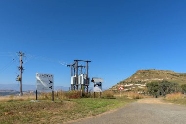 Fouriesburg, Güney Afrika - 4 Mayıs 2025: Fouriesburg yakınlarındaki S1354 yolunda yön tahtaları. Güç altyapısı görünür..