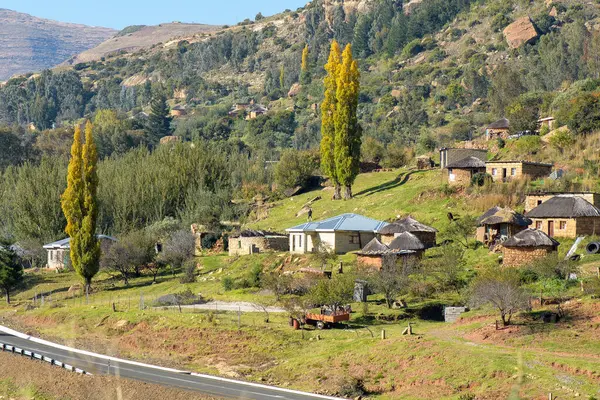 Ha Hlosi, Lesotho - 4 Mayıs 2025: Güney Afrika 'dan Caledon nehrinin karşısında Lesotho' daki Ha Hlosi 'nin sabah manzarası. Yol B16 görülebilir