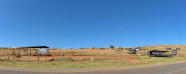 Clarens, Güney Afrika - 4 Mayıs 2025: Clarens yakınlarındaki R711 yolunun yanındaki Rocky Mountain Log Cabinns 'in panoramik görüntüsü