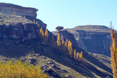 St Ford 'daki Yamyam Mağarası yürüyüş parkurundaki mantar kayası. Clarens yakınlarında