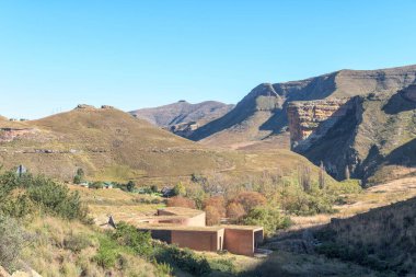 Golden Gate Highlands Ulusal Parkı, Güney Afrika - 11 Mayıs 2025: Golden Gate Highlands Ulusal Parkı 'ndaki Dinozor Yorumlama Merkezi. Glen Reenen dinlenme kampı görünüyor.