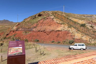 Golden Gate Highlands Ulusal Parkı, Güney Afrika - 11 Mayıs 2025: Golden Gate Highlands Ulusal Parkı 'ndaki dinozor yuvası manzarası. Bir bilgi panosu görünür