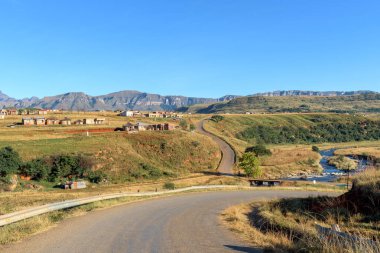 Didima, Güney Afrika - 13 Mayıs 2025: Winterton ve Didima arasındaki P394 yolu Mhlwazini Nehri 'ni geçmektedir. Mhlwazini kasabası görünür.