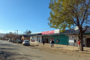 Kestell, Güney Afrika - 23 Mayıs 2025: Kestell 'de süpermarketli bir sokak manzarası. İnsanlar ve araçlar görünür.