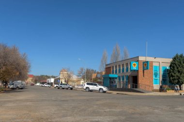 Reitz, Güney Afrika - 23 Mayıs 2025: Reitz 'deki iş yerlerinin olduğu bir sokak sahnesi. İnsanlar ve araçlar görünür.