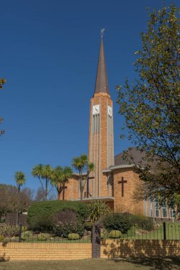 Reitz, Güney Afrika - 23 Mayıs 2025: Hollanda Reform Kilisesi Reitz-West. Üç haç görünüyor.