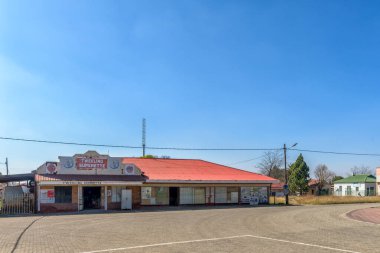 Tweeling, Güney Afrika - 23 Mayıs 2025: Tweeling 'de süpermarketli bir sokak sahnesi.