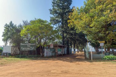 Deneysville, Güney Afrika - 23 Mayıs 2025: Deneysville Watersport Kulübü ve Karavan Parkı Girişi.