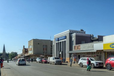 Heilbron, Güney Afrika - 26 Mayıs 2025: Heilbron 'da bir sokak sahnesi. Araçlar ve insanlar görünür..