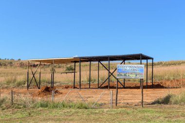 Clarens, Güney Afrika - 4 Mayıs 2025: Clarens yakınlarındaki R711 yolunun yanındaki Rocky Mountain Log Cabinns 'de bir isim tahtası