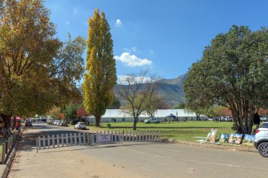 Clarens, Güney Afrika - 4 Mayıs 2025: Yıllık sanat festivali sırasında Clarens 'te bir sokak sahnesi. Bir çadır görünüyor..