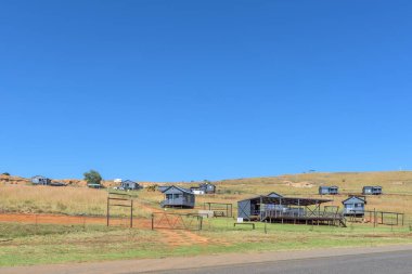 Clarens, Güney Afrika - 4 Mayıs 2025: Clarens yakınlarındaki R711 yolunun yanındaki Rocky Mountain Log Cabinns manzarası