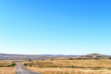 Phuthaditjhaba, Güney Afrika - 11 Mayıs 2025: R712 yolundan görüldüğü gibi Phuthaditjhaba. Özgür Devlet Üniversitesi 'nin Qwaqwa kampüsü sağ tarafta görülebilir..