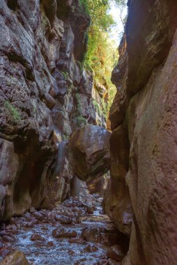 Drakensberg 'deki Didima Resort yakınlarındaki Gökkuşağı Vadisi yürüyüş patikasındaki iki temel taşın ilki..