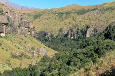 Gökkuşağı Geçidi 'ne doğru olan yürüyüş yolundan Didima Resort yakınlarındaki Drakensberg' de dar bir vadi.