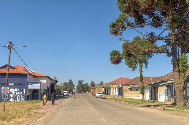 Tweeling, Güney Afrika - 23 Mayıs 2025 Tweeling 'de eski binalar, insanlar ve araçlarla dolu bir sokak sahnesi.