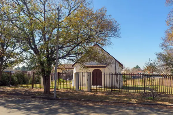 Kestell, Güney Afrika - 23 Mayıs 2025 Kestell 'de tarihi bir kilise binası olan bir sokak manzarası.