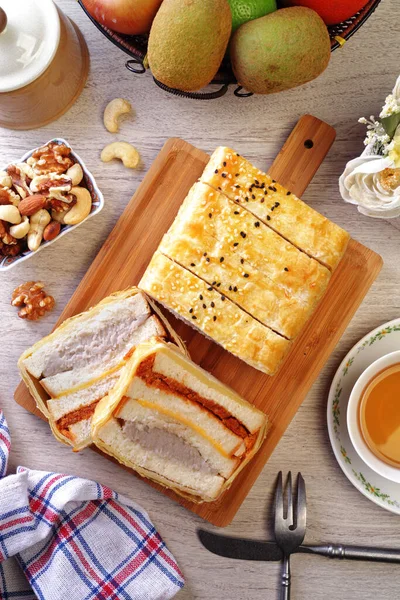 Crêpes Kuchen Gefüllt Brei Süße Taro Und Schweinewatte Auf Holz — Stockfoto