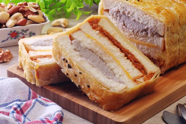 Crepes Cake Gevulde Mush Zoete Taro Varkensvlees Flos Houten Snijplank — Stockfoto
