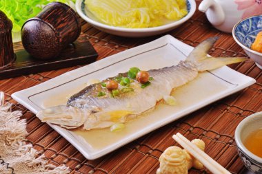 Buğulanmış dört parmak iplik balığı beyaz tabakta Cordia ikilemi..