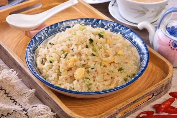 Riz Frit Yang Chow Servi Sur Assiette — Photo
