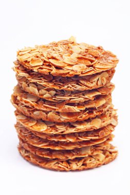 Beyaz arka planda badem florentine kurabiyeleri