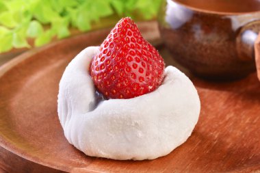 Geleneksel Japon tatlıları, çilekli Daifuku çileği.