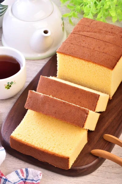 卡斯特拉 卡索特拉 木制盘子上美味的切片蜂蜜海绵蛋糕 — 图库照片
