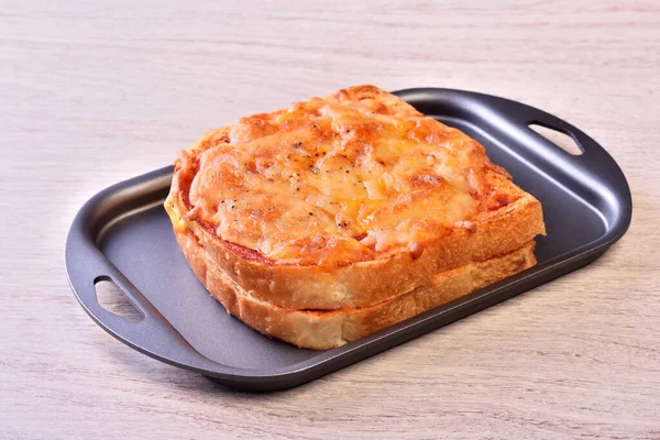 Rostat Pizzabröd Med Tomatsås Svart Tallrik — Stockfoto