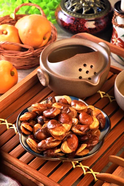 Geröstete Gesalzene Bohnen Auf Einem Teller Auf Einem Holztisch — Stockfoto