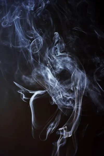 抽象的な煙が黒い背景で動き ストック写真