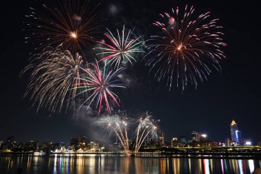 Gece nehir kenarında Dadaocheng havai fişek gösterisi 