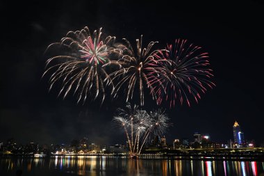Gece nehir kenarında Dadaocheng havai fişek gösterisi 