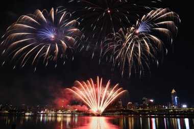 Gece nehir kenarında Dadaocheng havai fişek gösterisi 