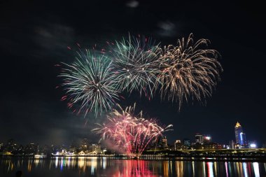 Gece nehir kenarında Dadaocheng havai fişek gösterisi 