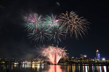 Gece nehir kenarında Dadaocheng havai fişek gösterisi 