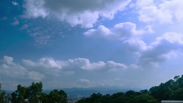 Mavi Gökyüzünde Çok Sayıda Beyaz Bulut Yüzdü Zaman Aşımı — Stok video