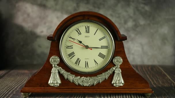 Relógio Mesa Vintage Fundo Madeira Lapso Tempo — Vídeo de Stock