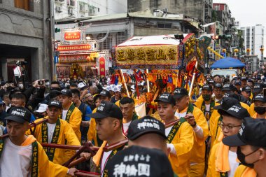  The grand Qingshan King Festival is held every year from the 20th to the 23rd of the 10th lunar month. The parades on the first two nights are called night visit.                                                                              clipart