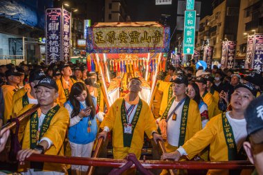  Büyük Qingshan Kral Festivali her yıl ayın 20 'si ile 23' ü arasında düzenlenir. İlk iki gecenin geçit törenlerine gece ziyareti deniyor..                                                                             