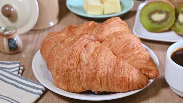 Finom Croissant Fehér Tányéron — Stock videók