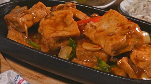 Kookplaat Tofu Met Scallion Een Populair Taiwan Voedsel — Stockvideo