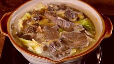 Lezzetli pişirilmiş koyun eti yahnisi.. 