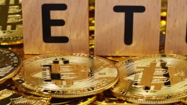 Arka planda ETF tahta harfleri olan bitcoin. Kripto para birimi.