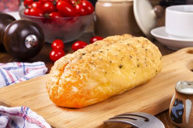 Tahtada sarımsaklı peynirli ekmek 