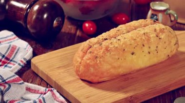 Tahtada sarımsaklı peynirli ekmek 