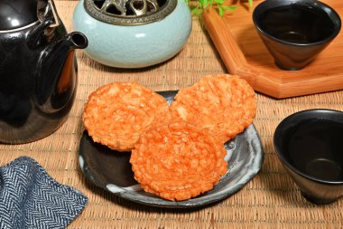 Geleneksel Japon kızarmış pirinç krakerleri - senbei